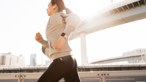 運動をする女性